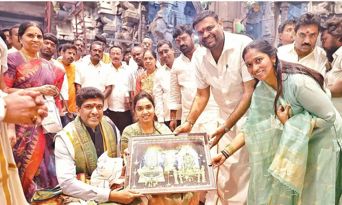 Pemmasani offers prayers at Srikalahasti temple Pemmasani offers prayers at Srikalahasti temple
