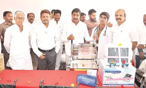Minister donates medical equipment to Owk government hospital