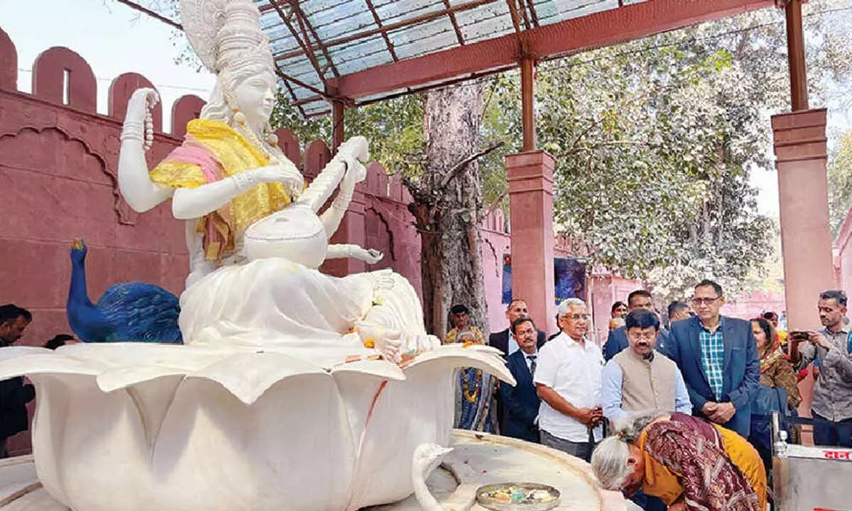 Sitharaman visits Akshayvat, Saraswati Koop