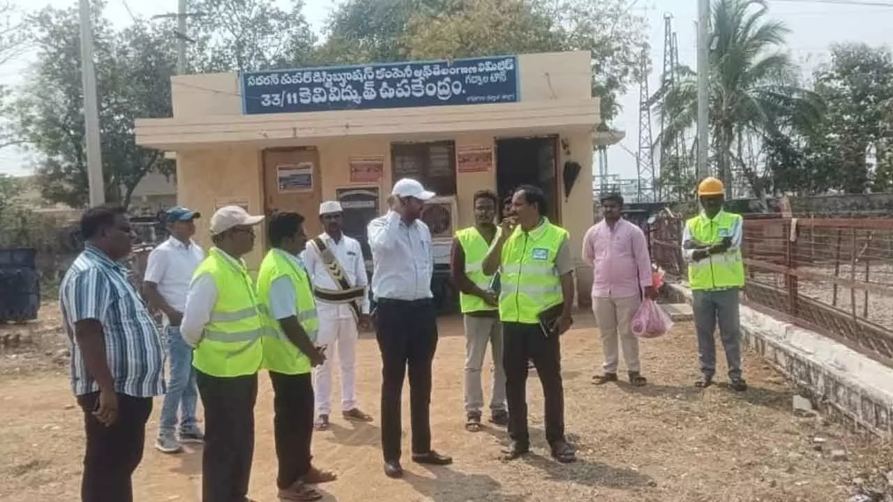 District Collector Conducts Surprise Inspection, Ensures Uninterrupted Power Supply for Rabi and Summer District Collector Conducts Surprise Inspection, Ensures Uninterrupted Power Supply for Rabi and Summer