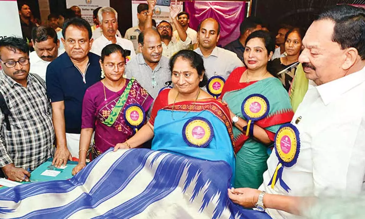 AP, TN sign MoU to sell handloom products in Apco, Cooptex showrooms AP, TN sign MoU to sell handloom products in Apco, Cooptex showrooms