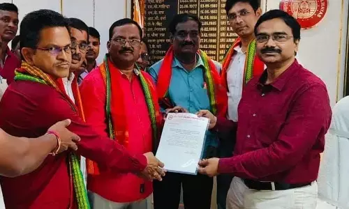 Shramik Union members stage dharna to press their demands