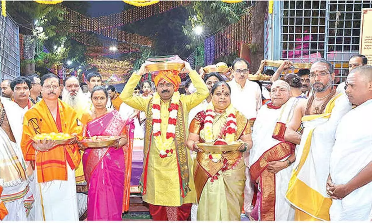 TTD EO presents silk vastrams to Srisailam temple TTD EO presents silk vastrams to Srisailam temple