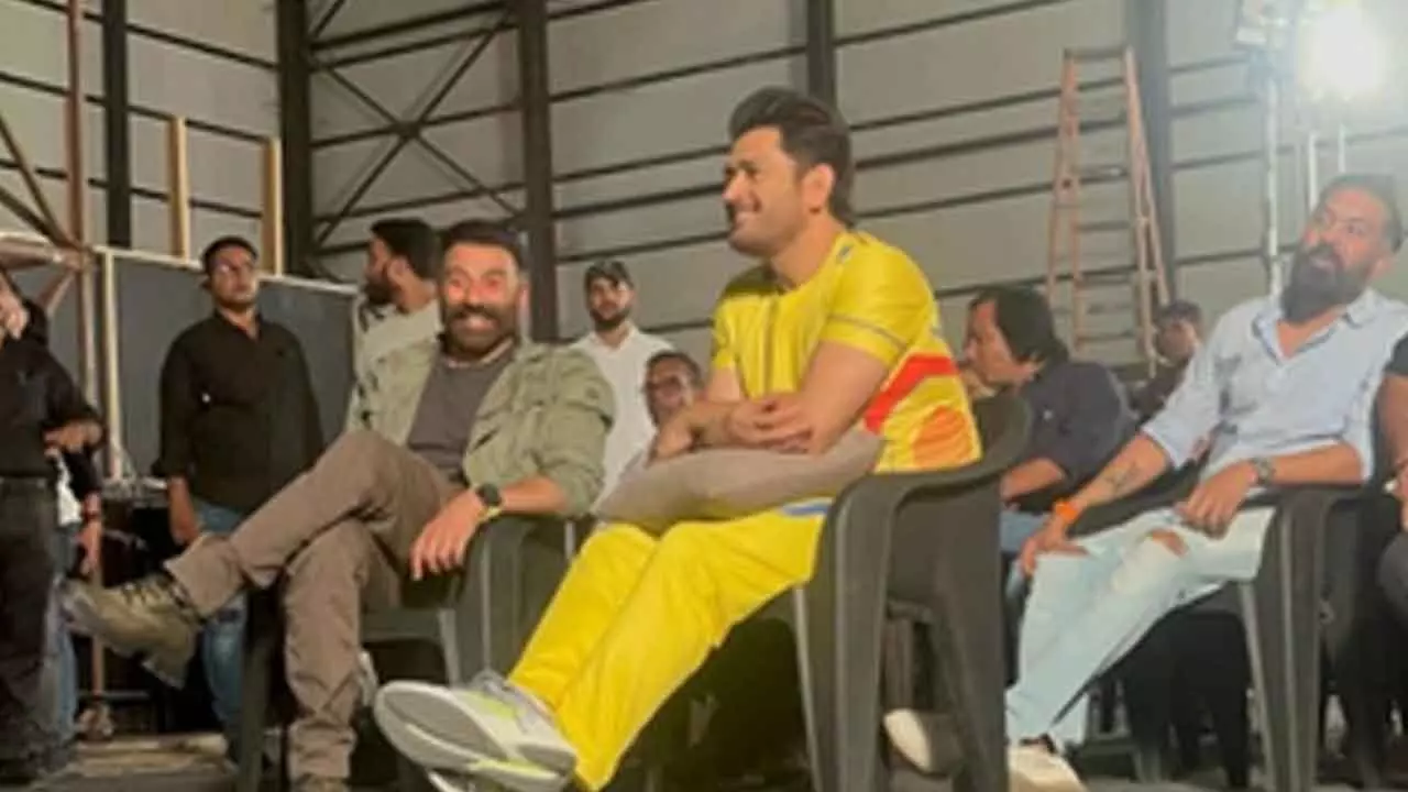 Champions Trophy: MS Dhoni enjoys Ind vs Pak match with Sunny Deol in Mumbai