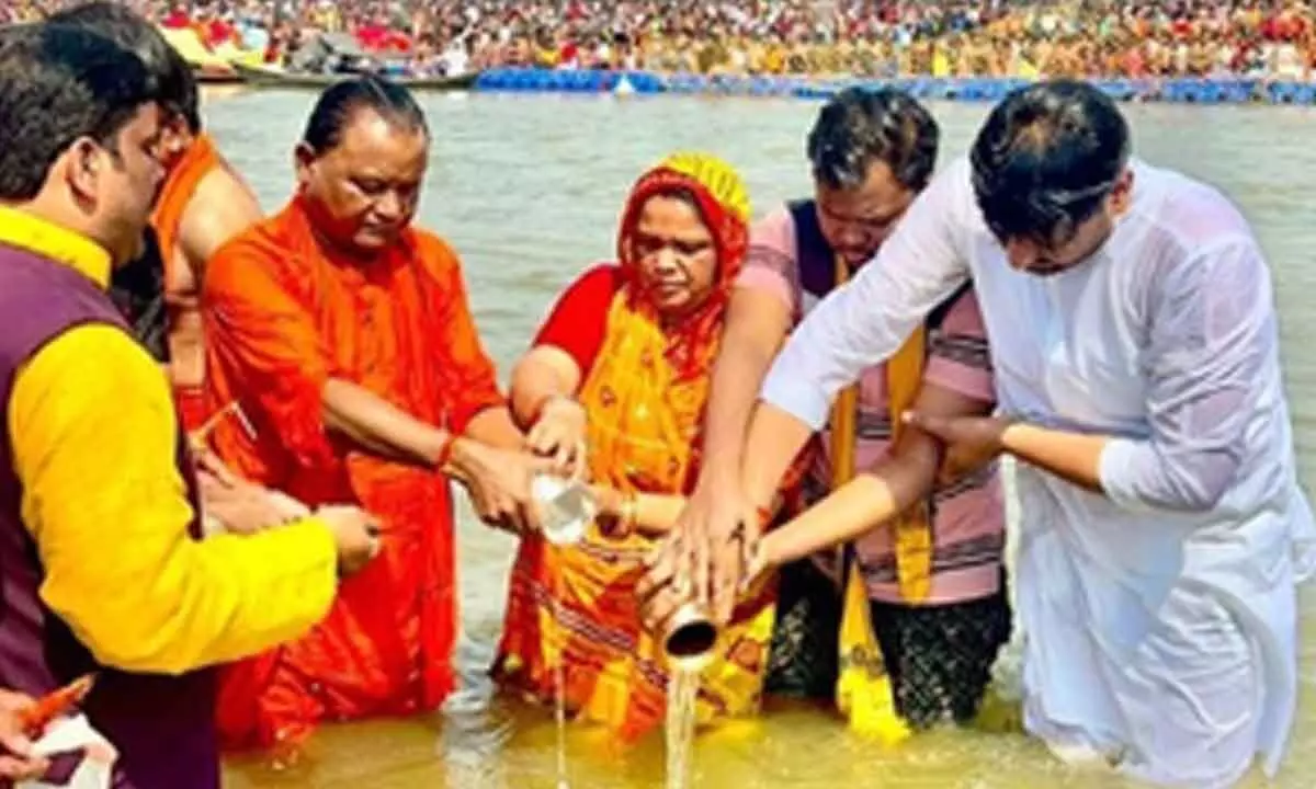 Odisha CM takes holy dip at Triveni Sangam