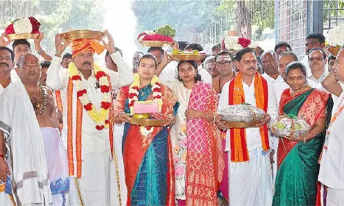 Kanipakam temple authorities present silk clothes to Srisailam Mallanna