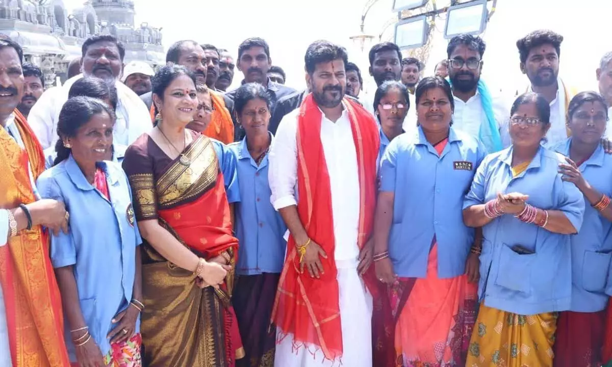 CM soaks in devotional fervour at Yadagirigutta CM soaks in devotional fervour at Yadagirigutta