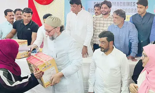 Owaisi distributes sewing machines to women