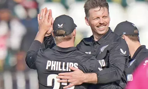 New Zealand beat Bangladesh by 5 wkts, qualify for semifinal
