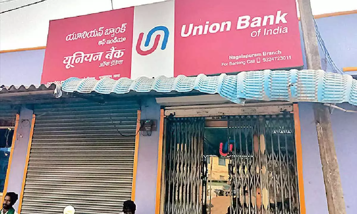 Bank official gambles away customers’ gold in online betting Bank official gambles away customers’ gold in online betting