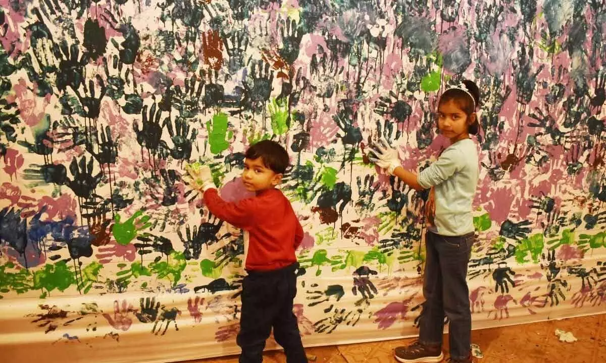 Over 10K people create hand-painted mural measuring 80x5 feet