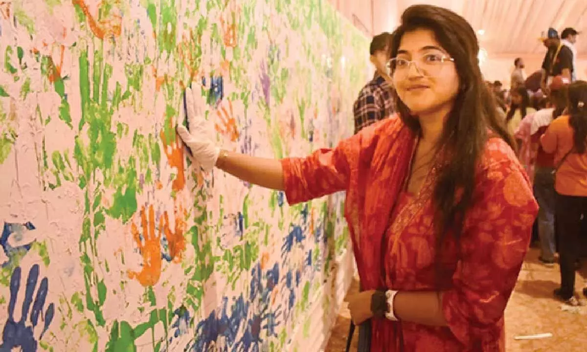 Over 10K people create hand-painted mural measuring 80x5 feet