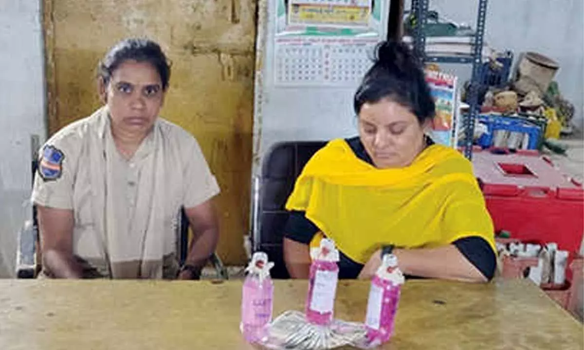 Excise SI, constable caught taking bribe Excise SI, constable caught taking bribe