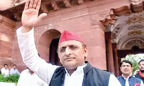 Akhilesh hits out at Yogi over ‘vultures got only dead bodies’
