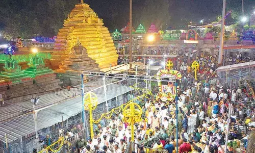 Devotees throng temples to offer prayers on Mahashivaratri