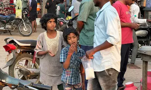 Heart-Wrenching Scenes in Nagarkurnool: Hungry Children Begging for Food – Public Outrage Over Official Negligence