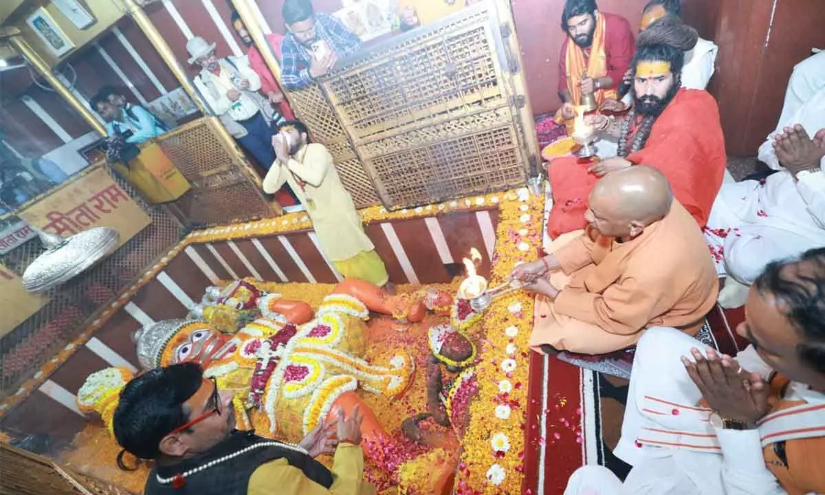 CM Yogi worships Bade Hanuman