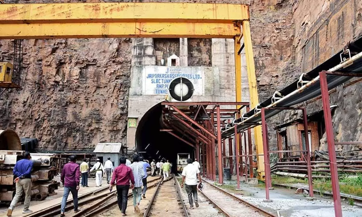 Osmania doctors teams arrives at Srisailam SLBC, to identify dead bodies Osmania doctors teams arrives at Srisailam SLBC, to identify dead bodies