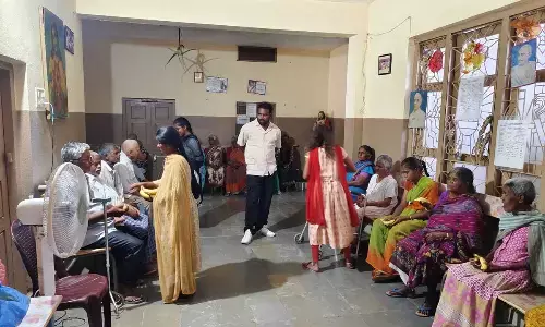 Agricultural College Students Visit Retirement Home to Provide Aid