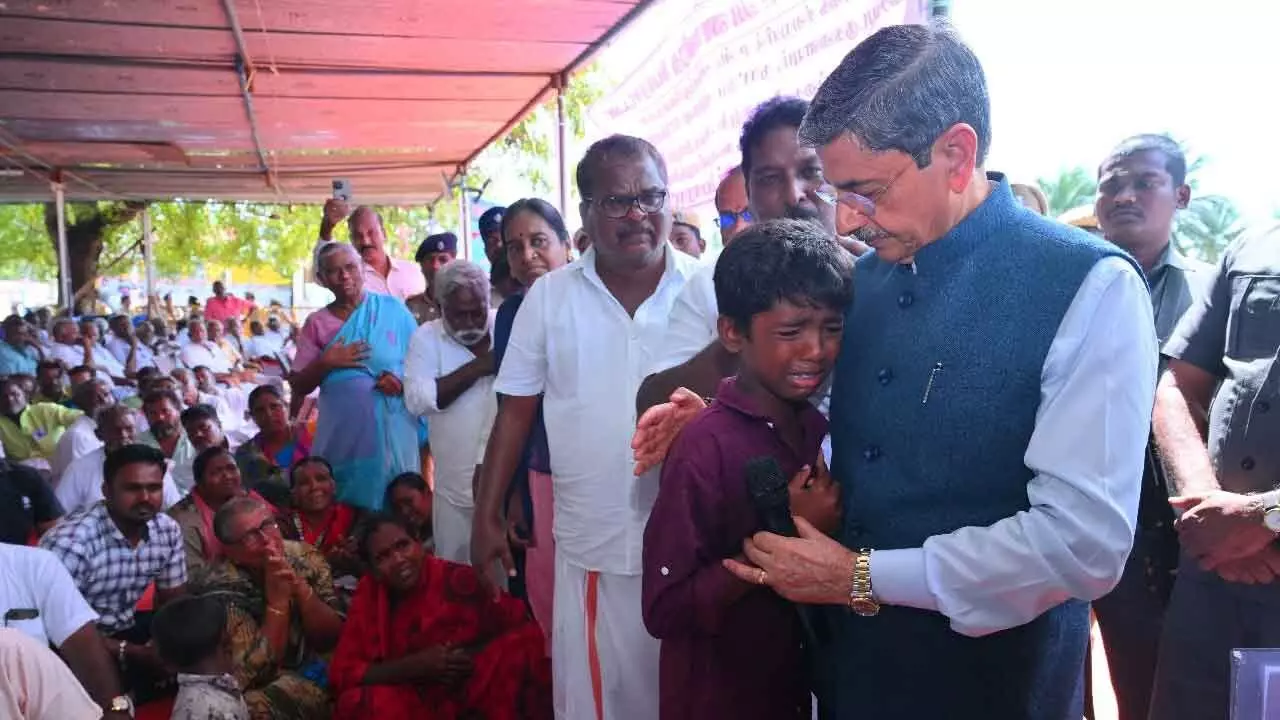 Tamil Nadu Governor Meets Protesting Fishermen, Promises To Escalate Sri Lankan Navy Issue Tamil Nadu Governor Meets Protesting Fishermen, Promises To Escalate Sri Lankan Navy Issue