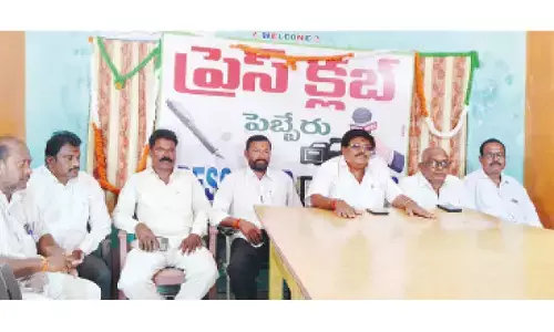 Gouds blame Minister Jupally for Neera cafe shutdown