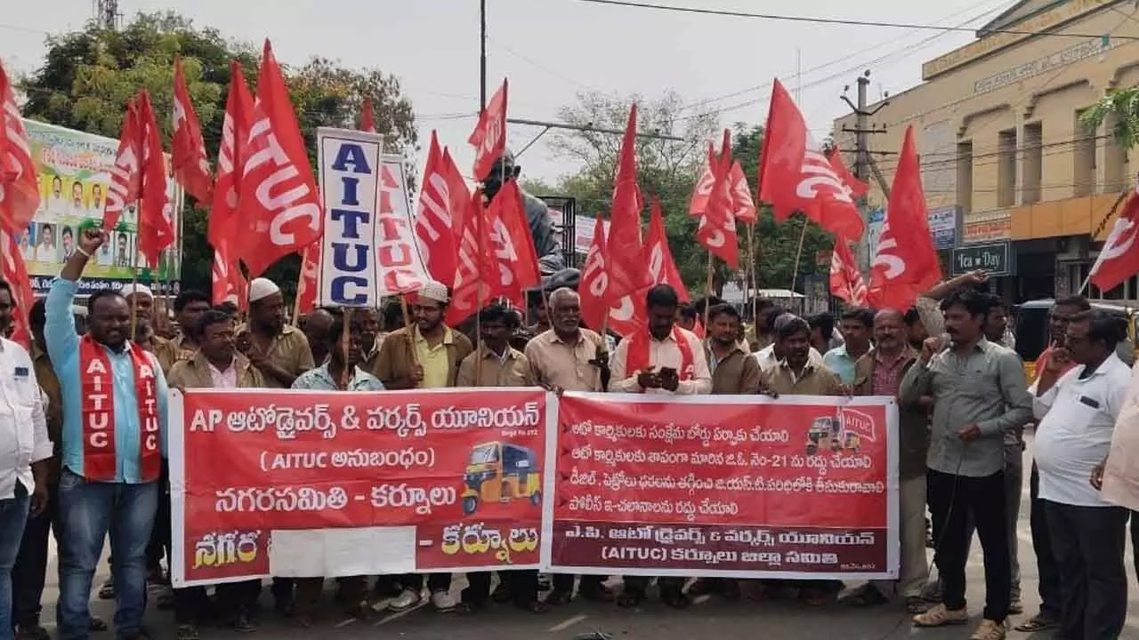 Kurnool: Auto-rickshaw workers demand welfare board
