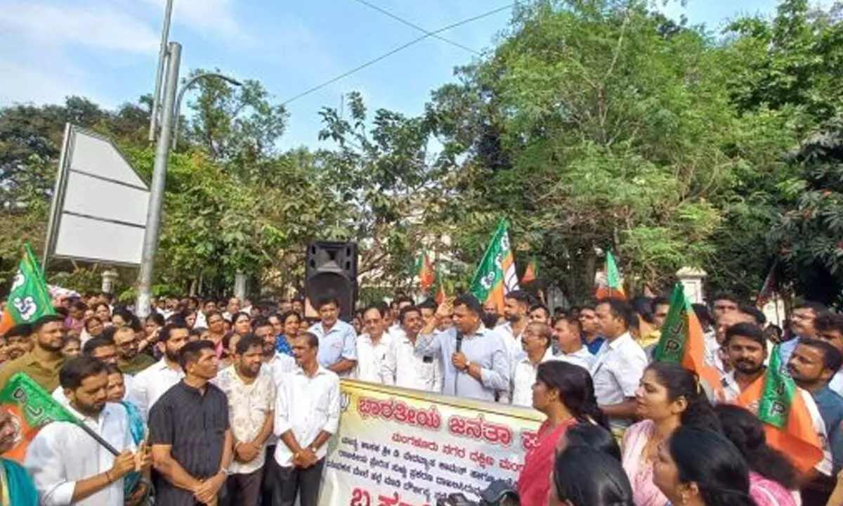 Uproar over FIR against MLA, BJP MLAs Protest in Karnataka Assembly Uproar over FIR against MLA, BJP MLAs Protest in Karnataka Assembly