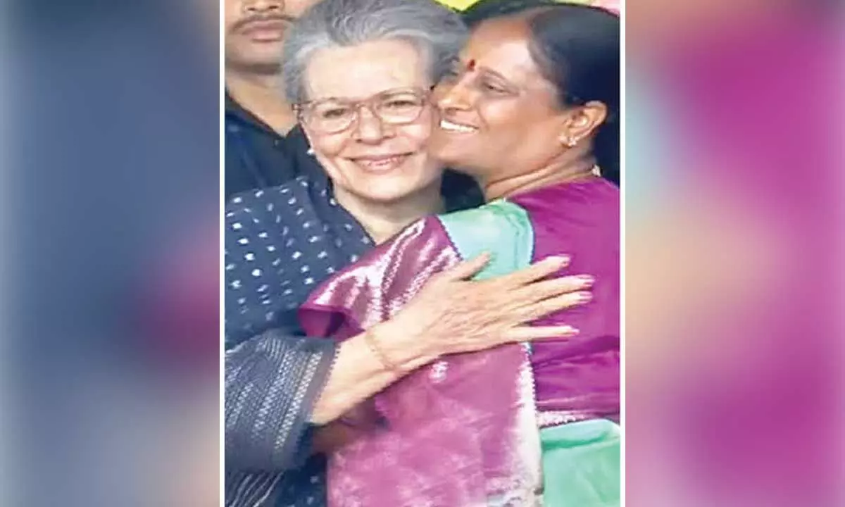 Sonia pats Surekha for grand execution of Maha Kumbha Abhishekam