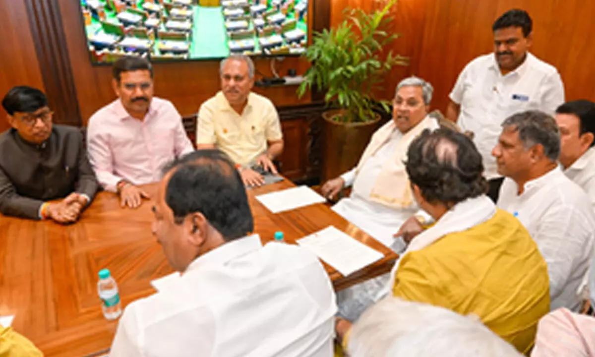 K’taka: BJP-JD (S) MLAs meet Siddaramaiah ahead of budget K’taka: BJP-JD (S) MLAs meet Siddaramaiah ahead of budget