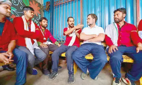 Will put across porters’ demands to govt, fight for their rights: Rahul