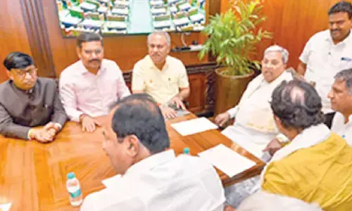 BJP- JD (S) MLAs meet Siddaramaiah ahead of budget