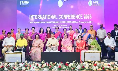 Indian women should strive to be best: CM