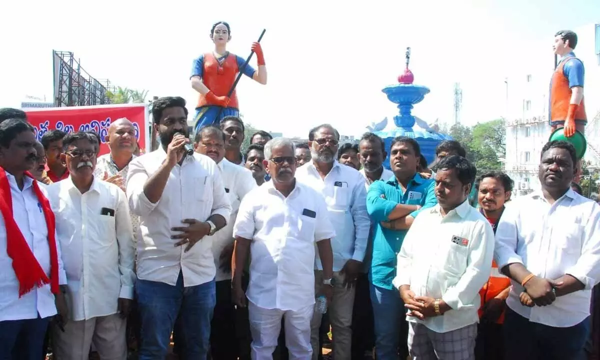 Safai workers statue unveiled