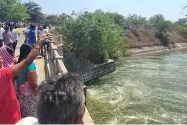 Car plunges into SRSP canal in Warangal, one dead and two missing Car plunges into SRSP canal in Warangal, one dead and two missing