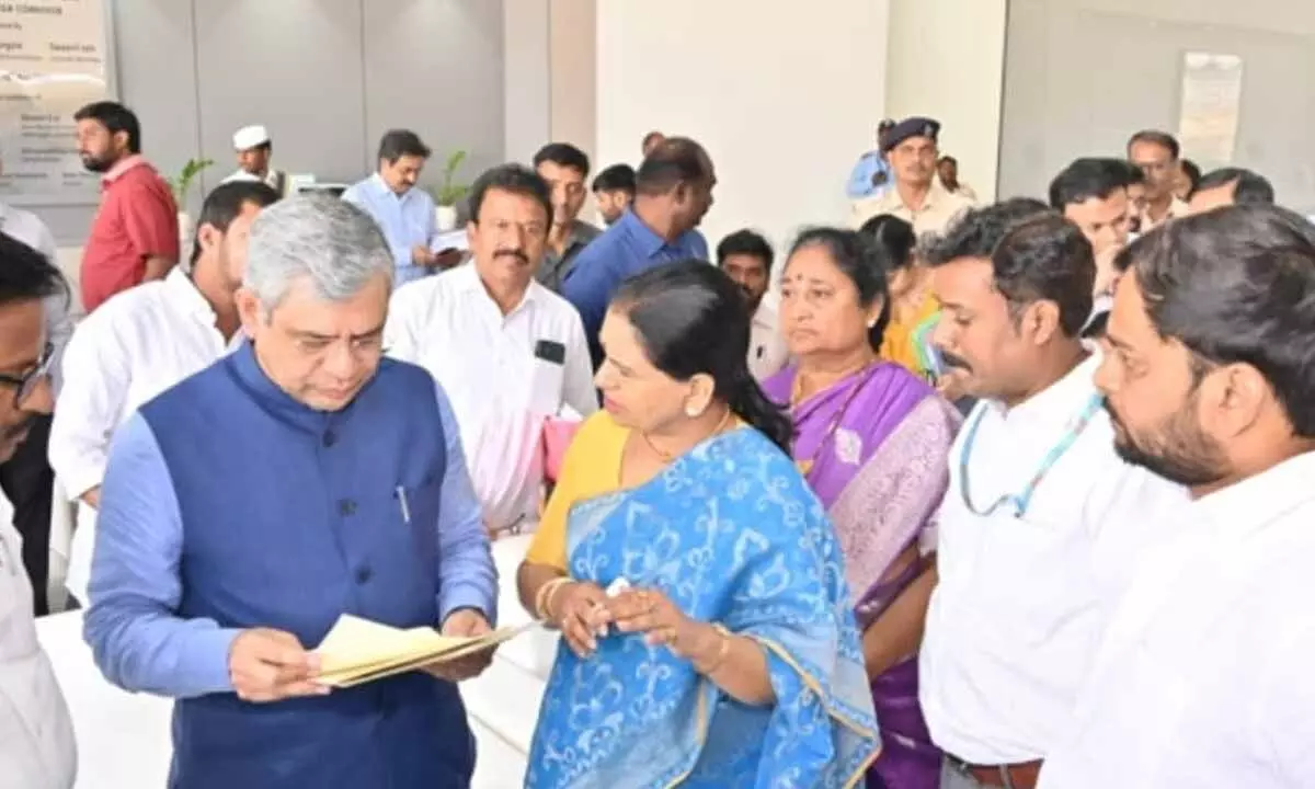 MP DK Aruna Submits Key Railway Development Proposals to Union Minister Ashwini Vaishnaw MP DK Aruna Submits Key Railway Development Proposals to Union Minister Ashwini Vaishnaw