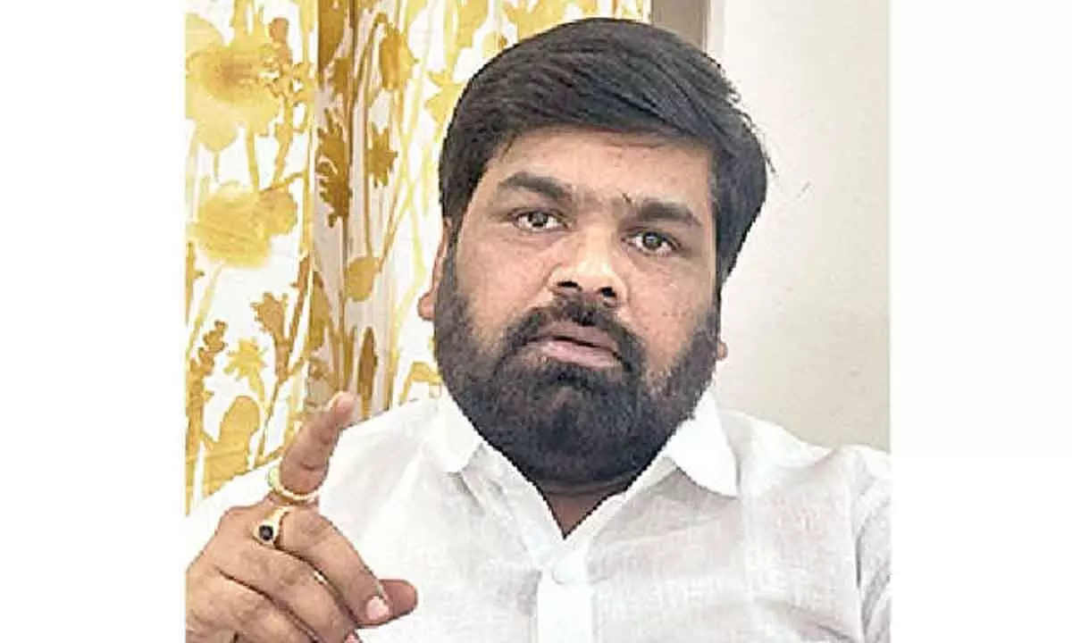 Cong leaders’ photos with MLA Bandla spark controversy Cong leaders’ photos with MLA Bandla spark controversy