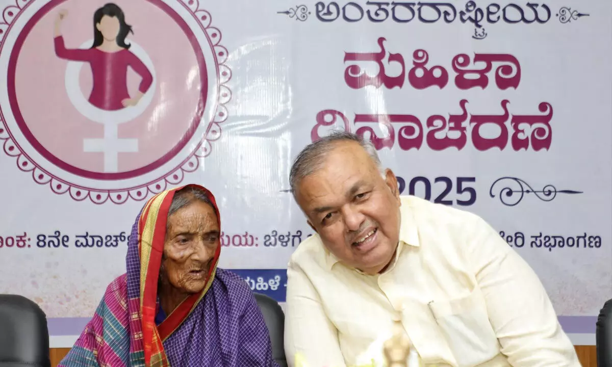 KSRTC honors Padma Shri awardee Bhimavva Doddabalappa KSRTC honors Padma Shri awardee Bhimavva Doddabalappa