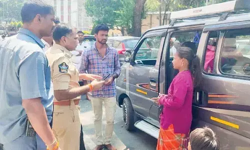 Tirumala police crack down on illegal hawkers, 25 vendors evicted