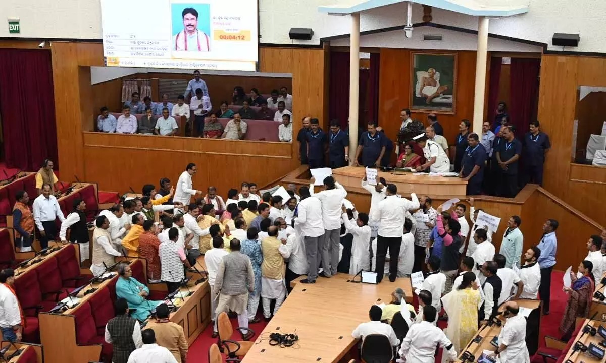 BJP, Cong MLAs scuffle in Odisha Assembly BJP, Cong MLAs scuffle in Odisha Assembly