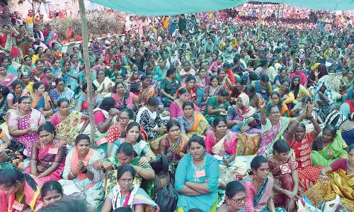 Anganwadi workers stage protest at Dharna Chowk