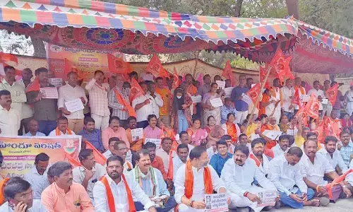 VHP leaders protest attack on devotees in Rayachoti