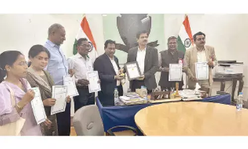 Prof Sreeramulu bags ICFAI Best Teacher Award