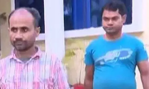 10 Bangladeshis held at railway station