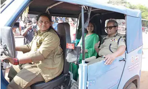 Police Commissioner distributes 86 e-autos to women