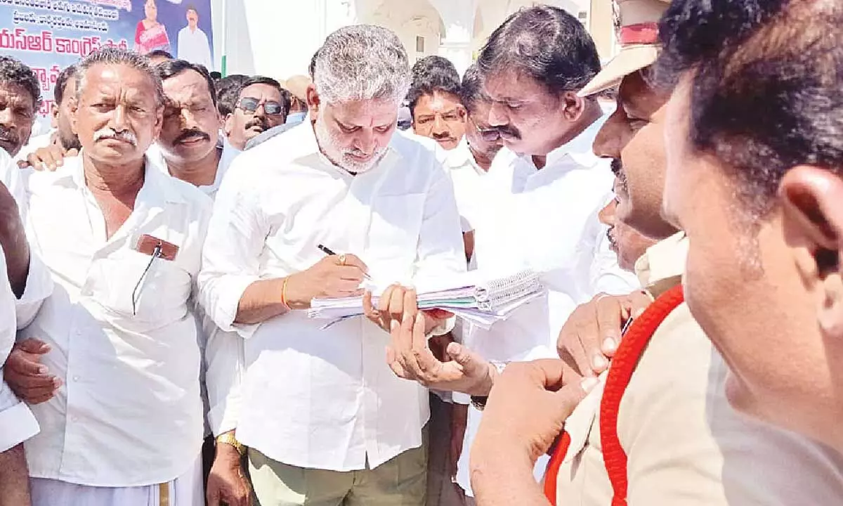 Police issue notices to Chevireddy Police issue notices to Chevireddy