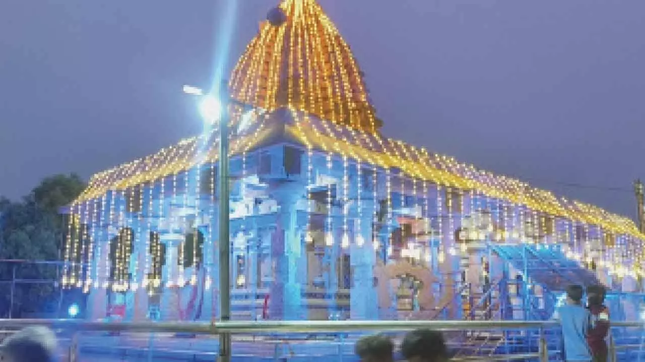 Endowments officials inspect Jogulamba  temple amid allegation of mismanagement