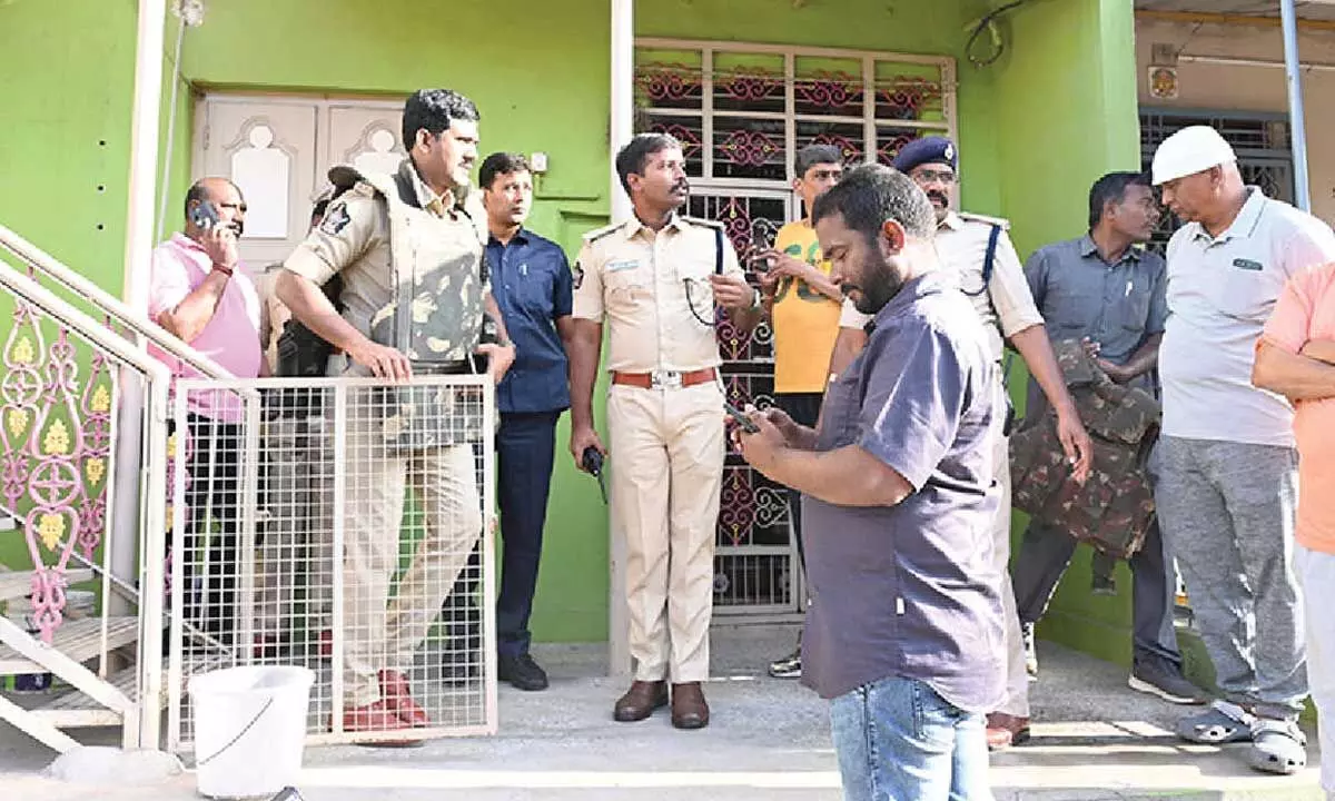 Botched robbery ends in high-stakes police standoff Botched robbery ends in high-stakes police standoff