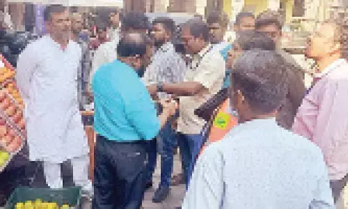 Food safety officials inspect mangoes at Mozamjahi mkt
