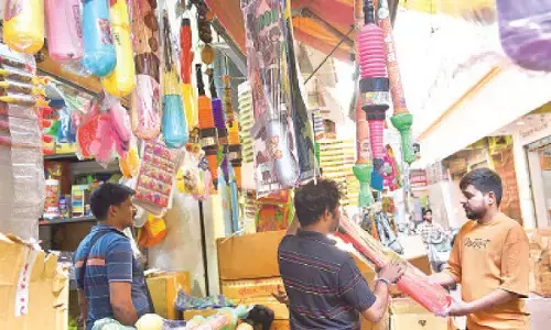 Online stores take sheen out of Holi colour biz in Hyd’bad