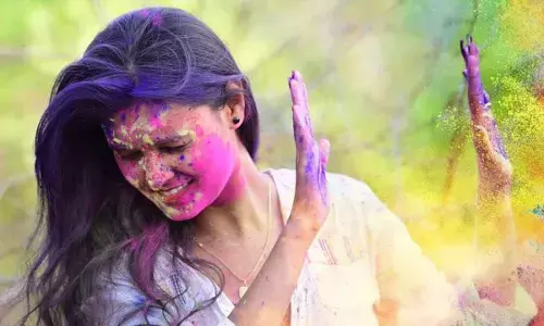 Play with Colours, Not Hair Damage: Your Holi Haircare Guide